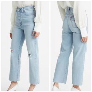 Levi’s Ribcage Straight Jean light wash distressed size 31